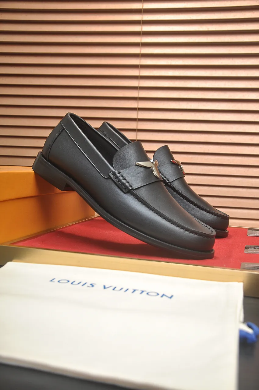 Men's men's shoes 💰560💶 [LV] (original single cowhide lining) 🍀LV's latest genuine leather business suit shoes are launched simultaneously on the official website. The first-layer cowhide imported from Italy is made of heavy gold, 💥1:1 rubber outsole from the official website. Versatile to wear, high-end without losing class, and the color combination is extraordinary. This four-season style is alluring when worn on your feet, showing off your big-name flair. Standard code 38-44 (45 customized)